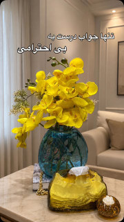 ارکیده زرد با گلدان دفرمه ابی